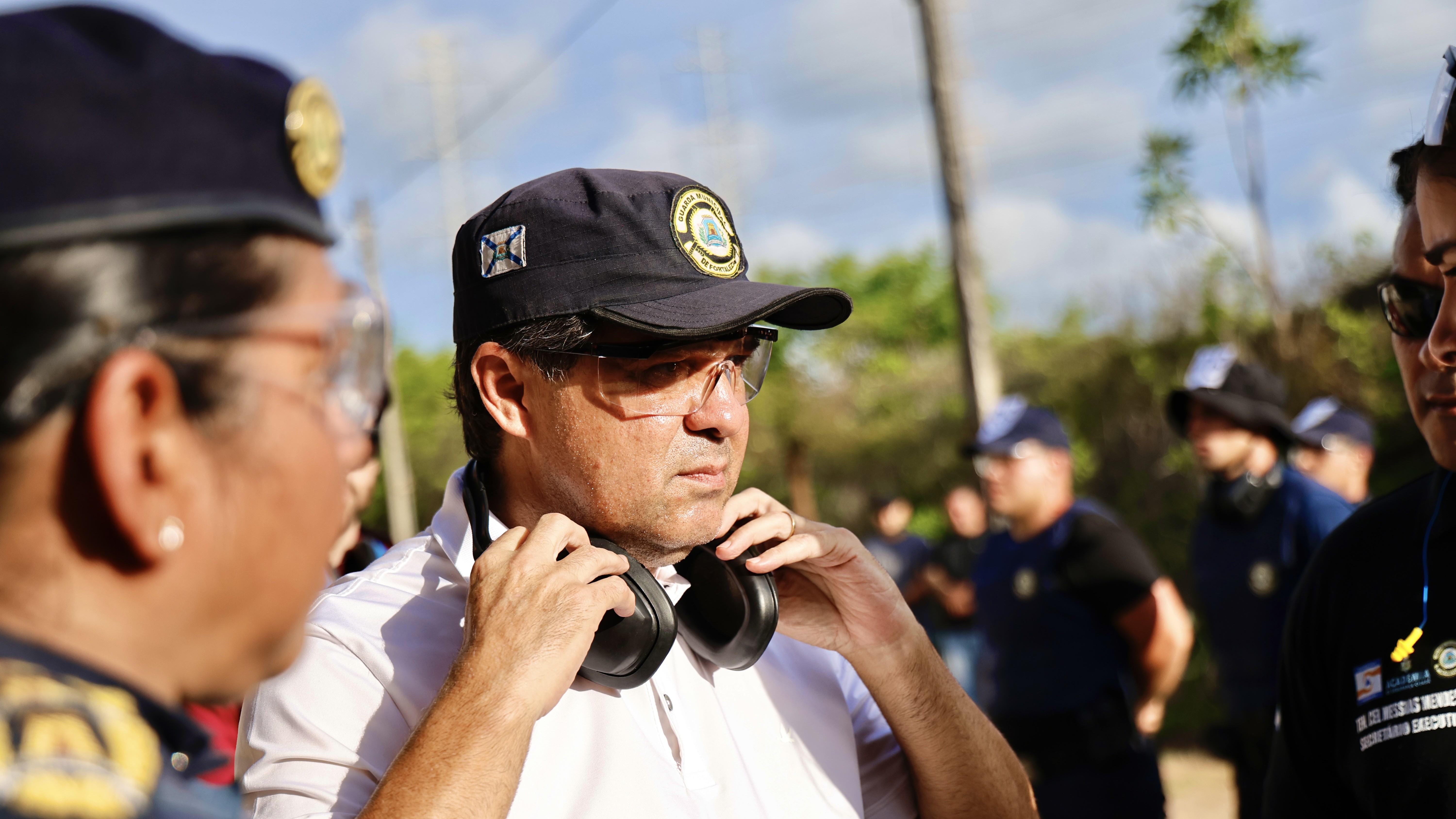 prefeito evandro leitão de boné e óculos de proteção